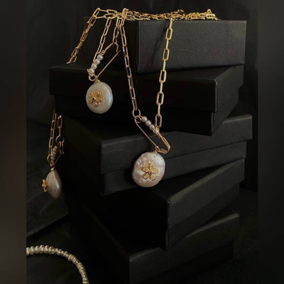 24K gold plated chain with natural pearl and cubic zirconia stone flower 🌸 - Picture 1 of 3